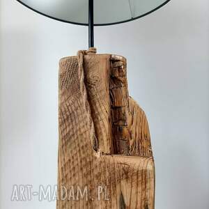 drewniana lampa stojaca