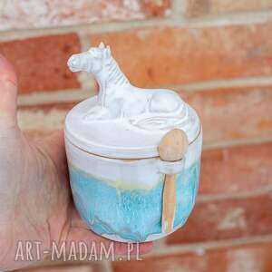 urokliwa pojemnik cukiernica z koniem - baby blue na prezent łyżeczką