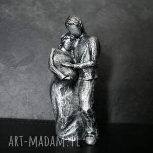 justyna jaszke rzeźba z gipsu, rodzina, srebrna, wys 10,3 cm, miłość zakochani