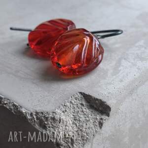 kolczyki red glass szkła, srebrne bigle, biżuteria na co dzień