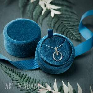 handmade biżuteria niebieskie aksamitne pudełko ze wstążką na naszyjnik