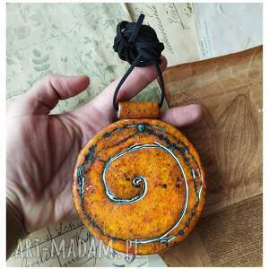 wisior oranżowy ze spiralnym deseniem, ceramika, naszyjnik, koło