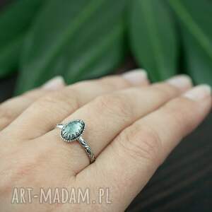 srebrny pierścionek z akwamarynem i kuleczkami, błękitnym oczkiem