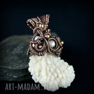 wisiorek z białym koralowcem, wire wrapping, miedziana biżuteria