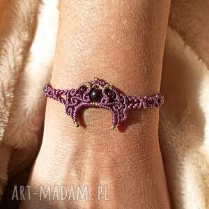 lunula sierp księżyca z granatem w makramie bransoletka różowo złota, kamienie