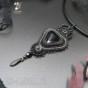 Prezent Gotycki z haftowany, wisior - onyksem