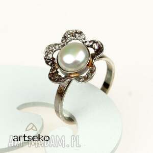srebrny pierścionek z kwiatowym motywem a567