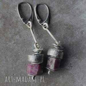 srebrne kolczyki z surowym rubinem