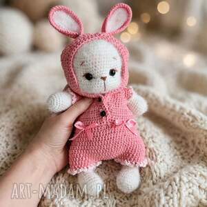 Biały miś amigurumi w pajacyku króliczka - prezent