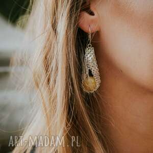 długie wiszące kolczyki z mlecznym bursztynem