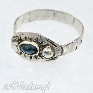 pierścionek z szafirem, srebrny, delikatny elegancki, stylowy