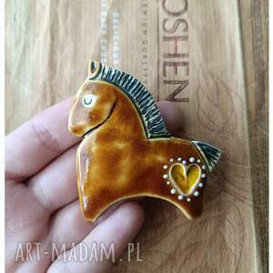 Brązowa ceramiczna broszka z konikiem - handmade | art-Madam.pl