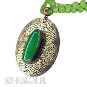 Okrągły wisior z zielonym jadeitem na ażurowym tle c1368