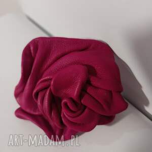 broszka z naturalnej skóry, prezenty dla mamy i babci, zapinki, kobiet