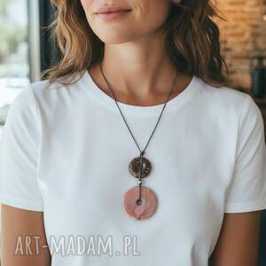 wisior ronee z ceramiką różowo-szary na sznurku, stal