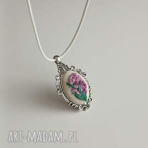 ręcznie haftowany wisiorek bez na filcu wiosennie, boho, niebanalnie