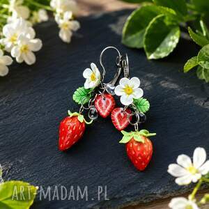 Kolczyki gronka z kwitnącą truskawką - cottagecore handmade