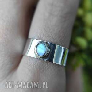 srebrny pierścionek z kamieniem księżycowym zamówienie indywidualne