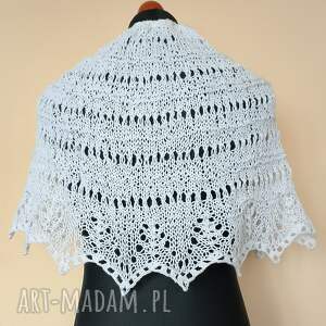 Biała pelerynka - klasyczny dodatek do komunijnego stroju