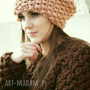 Gruba czapa o zabarwieniu beżowo różowym