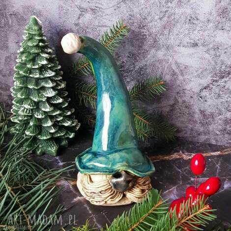 pod choinkę prezent, skrzat w zielonej czapce, gnom, dekoracje świąteczne ozdoby