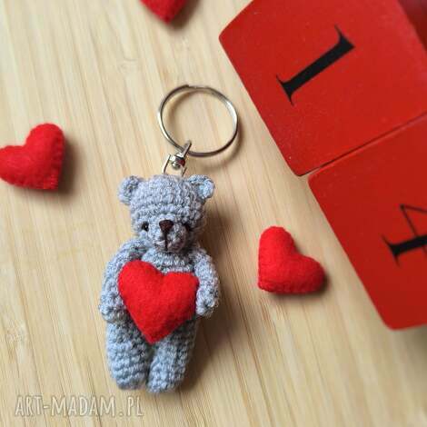 maskotki breloczek miś z serduszkiem i haftem imienia szary walentynkowe