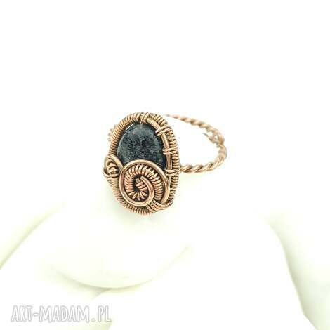 Regulowany pierścionek ze szmaragdem - miedź wire wrapping
