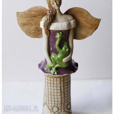Anioł stojący z żabą - ceramiczna dekoracja handmade