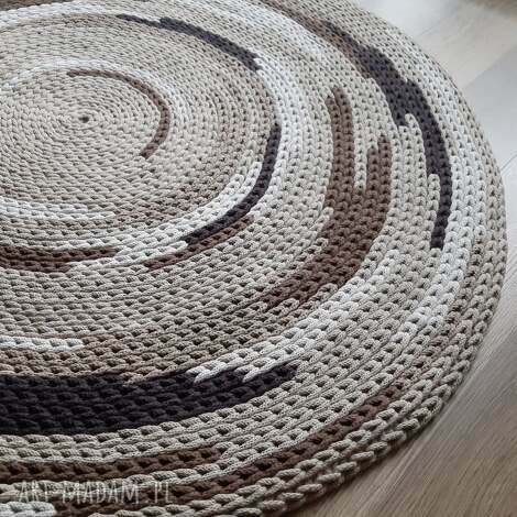 dywan w ponadczasowych odcieniach brązu ze sznurka, dywanik na szydełku