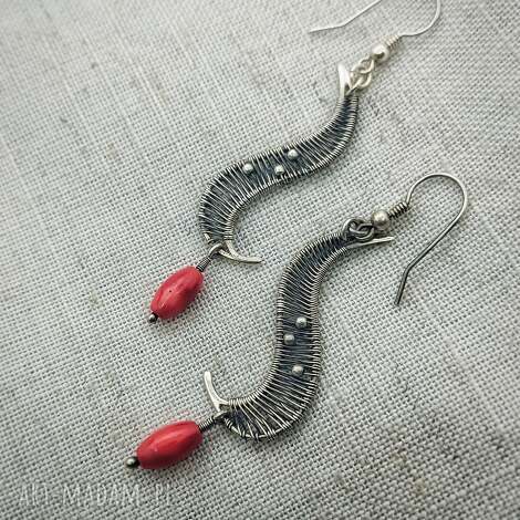 długie srebrne kolczyki z koralem - oksydowane, unikatowe, technika wire