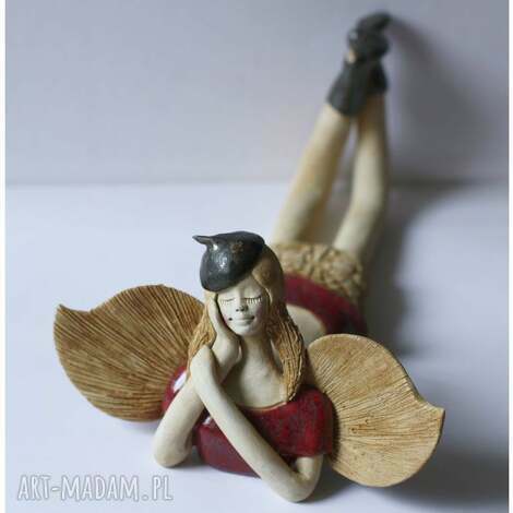 Anioł buraczkowy w beretce - ręcznie robiona ceramika 22 cm od art-Madam.pl