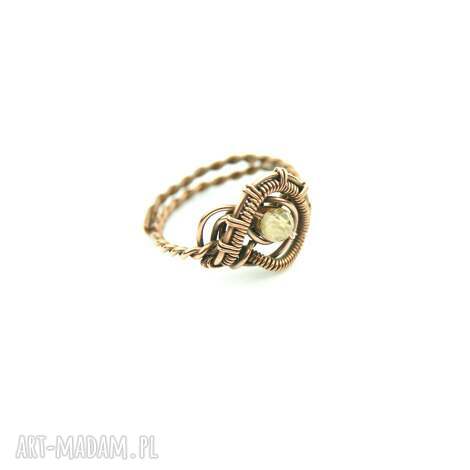 Cytryn - regulowany pierścionek z miedzi (wire wrapping) dla niej