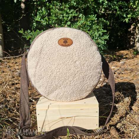 Okrągła torba na ramię baranek - brązowa handmade