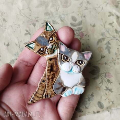 kotki szarobure broszka, ceramika koty