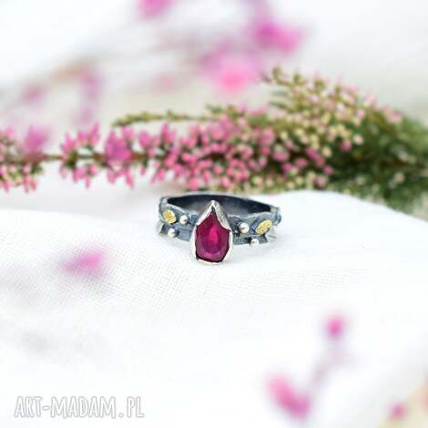 pierścionek w surowym stylu z listkami i rubinem surowe wykończenie surowa