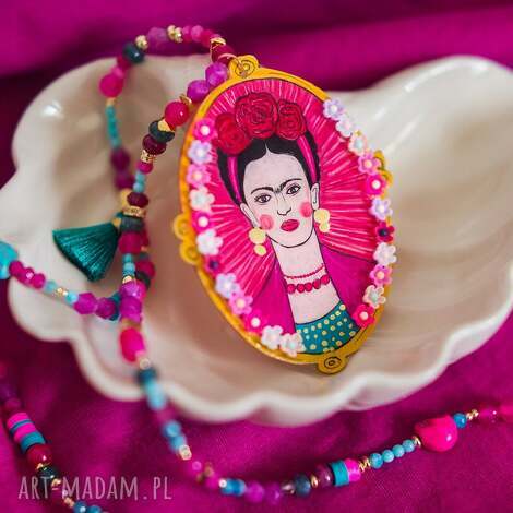 długi naszyjnik z kamieni z dużym wisiorem z fridą, bardzo długi