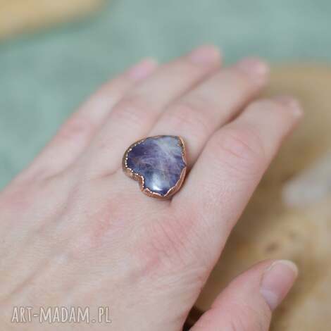pierścionek miedziany z ametystem w kształcie serca, kamieniami