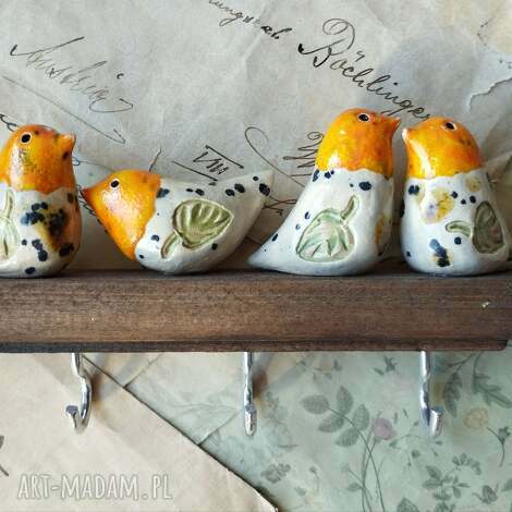 Ceramiczny wieszak z nakrapianymi ptaszkami - handmade z gliny szamotowej