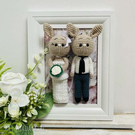 młoda para króliczki w białej ramce prezent ślubny obraz, maskotki ślubne