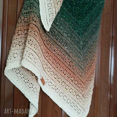 Szydełkowa chusta z błyszczącą nitką - elegancki dodatek handmade