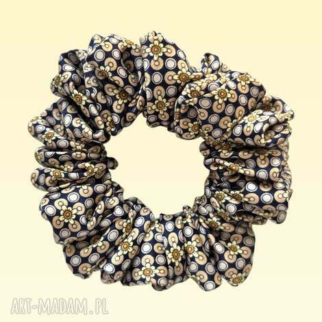 Czarna jedwabna scrunchie MIDI w kwiatki - gumka do włosów