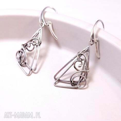 Srebrne kolczyki Triangulaire - trójkąty minimalistyczne z wire wrapping 925