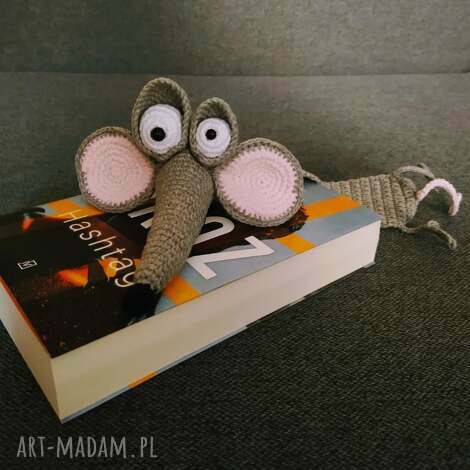 szydełkowa zakładka do książki w postaci myszy - myszosławy, włóczka