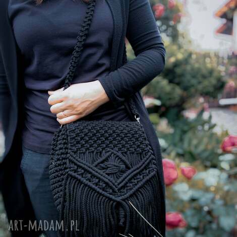 Czarna makramowa torebka worek z frędzlami na lato - handmade na ramię