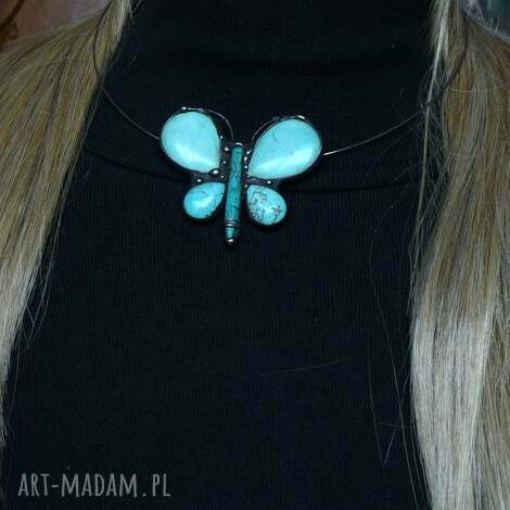 uroczy motyl z howlitu turkusowego w naszyjniku handmade prezent klasą