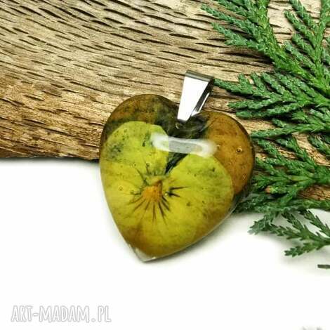 Romantyczny wisiorek serduszko z żywicy z bratkami - naszyjnik handmade