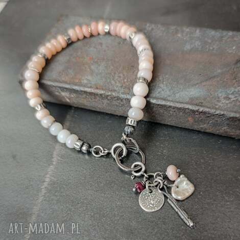 bransoletka z różowego opalu z zawieszką, srebro oksydowane, bransoletka