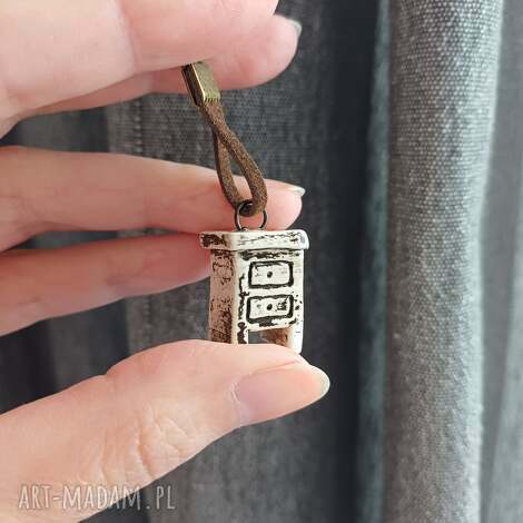 Zawieszka brelok Szafka ceramiczna 2 - ręcznie robiony amulet beż brąz