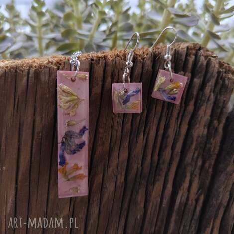 komplet biżuterii wisiorek i kolczyki z żywicy - różowy szept