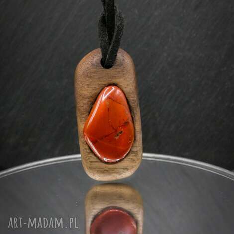 drewniany wisiorek - orzech i jaspis czerowny ręcznie rzeżbiony naszyjnik